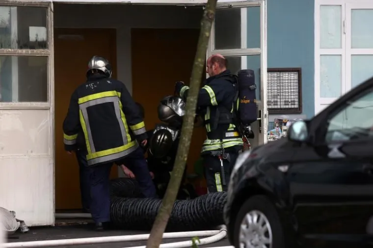 Požar na Malešnici: Vatrogasci spasili 11 stanara i dva psa