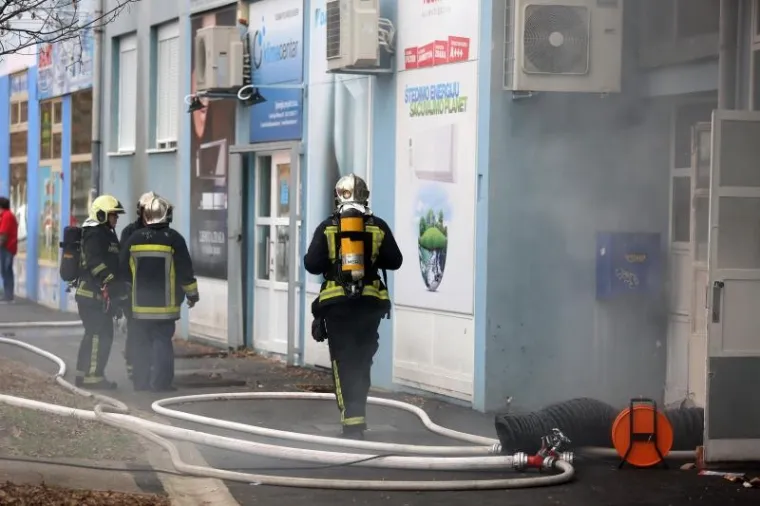 Požar na Malešnici: Vatrogasci spasili 11 stanara i dva psa