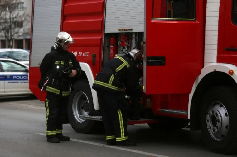 Požar na Malešnici: Vatrogasci spasili 11 stanara i dva psa