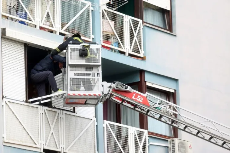 Požar na Malešnici: Vatrogasci spasili 11 stanara i dva psa