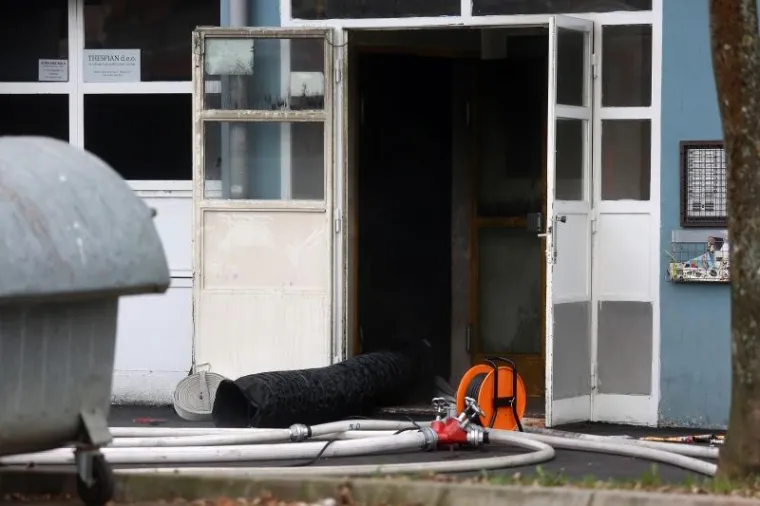 Požar na Male&scaron;nici: Vatrogasci spasili 11 stanara i dva psa