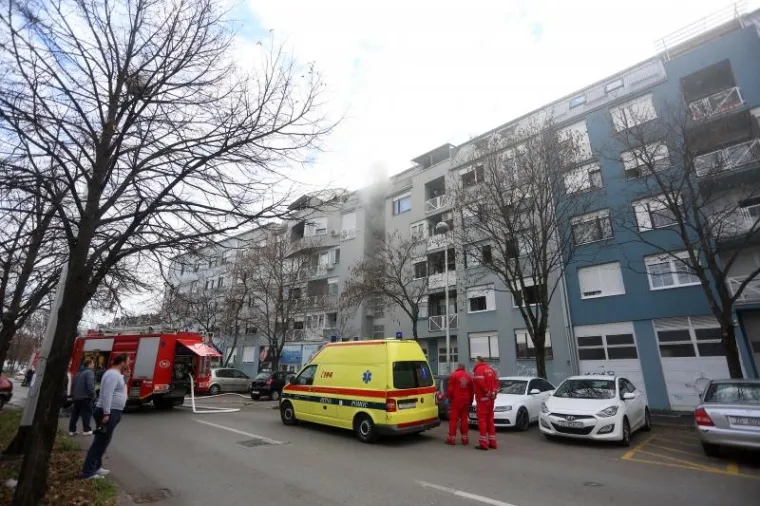 Požar na Male&scaron;nici: Vatrogasci spasili 11 stanara i dva psa