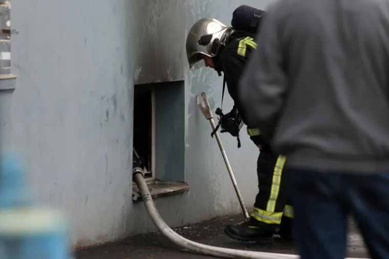 Požar na Male&scaron;nici: Vatrogasci spasili 11 stanara i dva psa