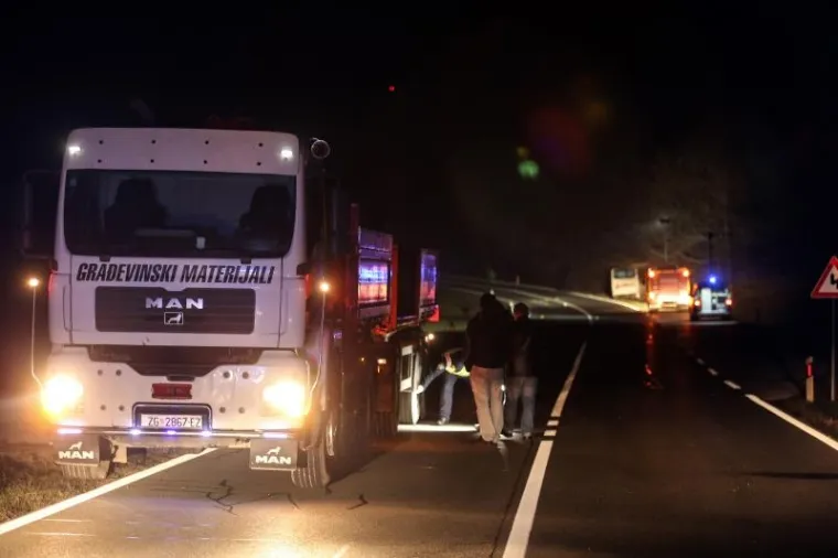 TE&Scaron;KA NESREĆA KOD VRBOVCA: Sudar kamiona i autobusa