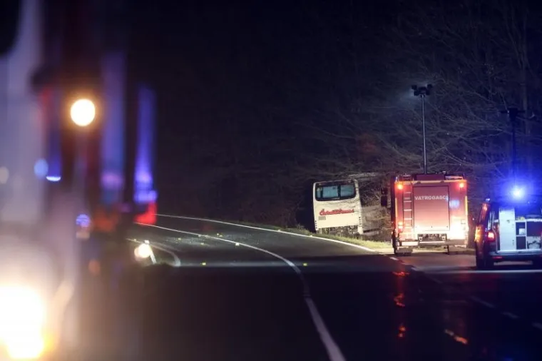 TE&Scaron;KA NESREĆA KOD VRBOVCA: Sudar kamiona i autobusa