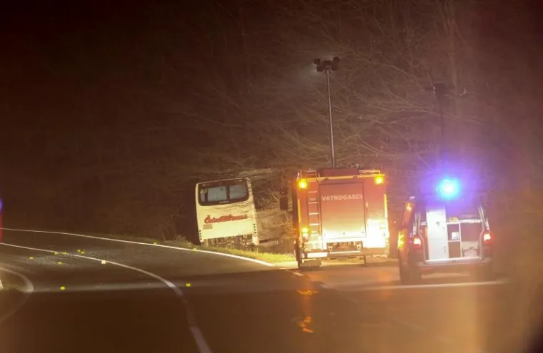 TE&Scaron;KA NESREĆA KOD VRBOVCA: Sudar kamiona i autobusa