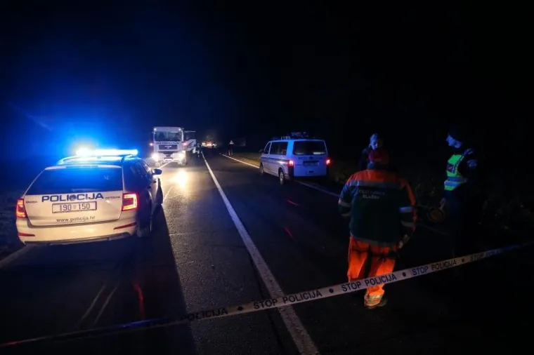 TE&Scaron;KA NESREĆA KOD VRBOVCA: Sudar kamiona i autobusa