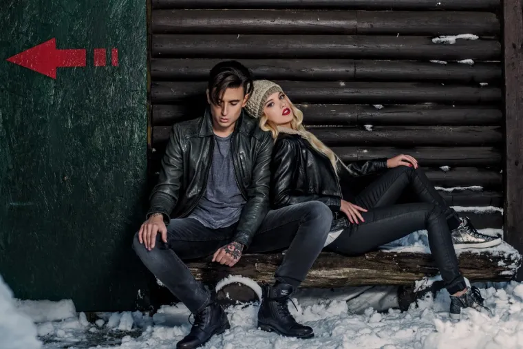 Jeste li tip za grijanje uz kamin i topli čaj ili tip koji obožava &scaron;kripanje snijega pod čizmama? Jeste li osoba koja će se tamnim stylingom stopiti sa sivilom ili koja će sivilo iskoristiti kako bi svojim vedrim stylingom iskočila iz mase? Jeste li casual, sportski ili rockerski đir?