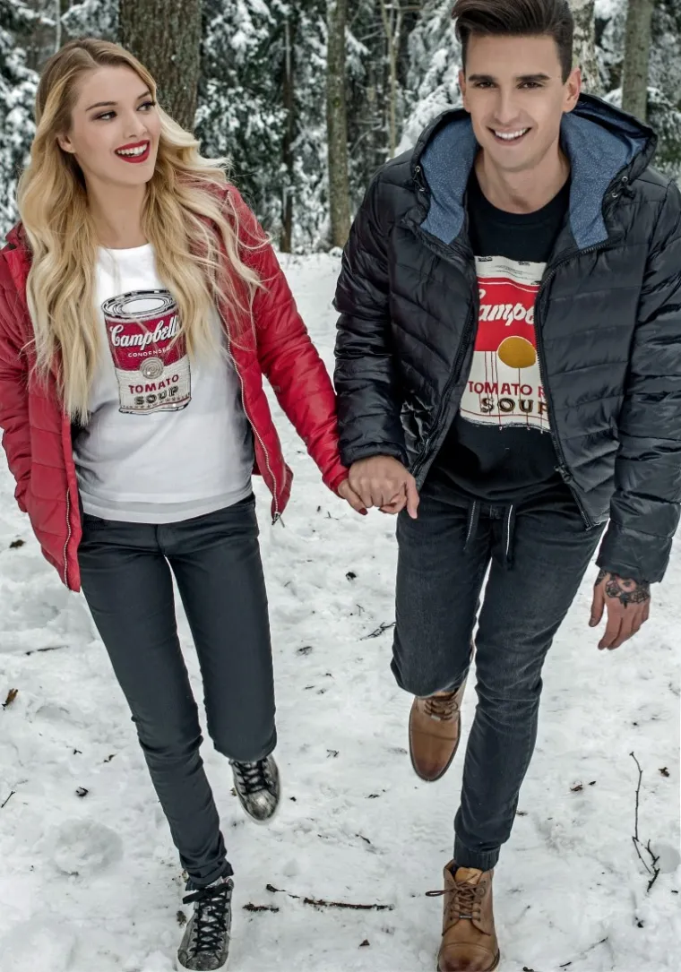 Djela ikone pop-art umjetnosti Andyja Warhola i kultni motiv britanske zastave, detalji su koji će sjajno podići svaku kombinaciju, bili oni u&scaron;u&scaron;kani pod Pepe Jeans kožnjak, pernatu jaknu ili pak mekano pletivo, dok će &scaron;minkerske tenisice u trendovskoj metalik nijansi i robusne bezvremenske čizme biti idealan suputnik u borbi protiv nadolazećih niskih temperatura.