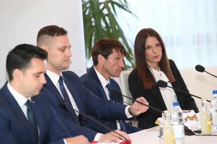 SPLITSKI BIJELI PREDSTAVILI SVOG SPASITELJA: Ovako je izgledala presica na Poljudu