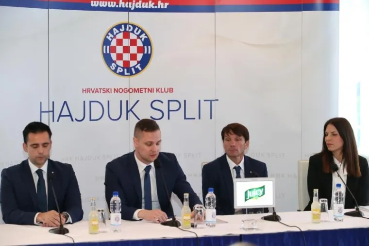 SPLITSKI BIJELI PREDSTAVILI SVOG SPASITELJA: Ovako je izgledala presica na Poljudu