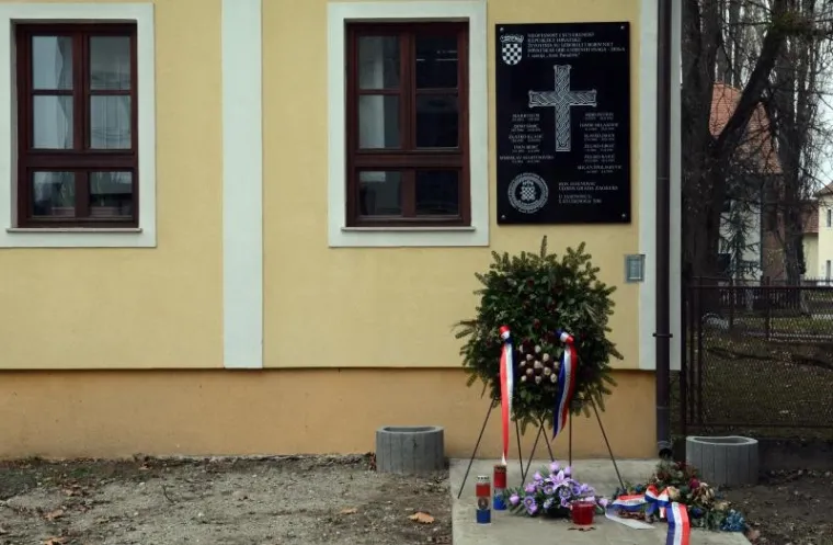 Pripadnici HOS-a u spomen na 11 svojih boraca prije mjesec su dana podigli spomen ploču u Jasenovcu. Zbog nje se digla velika bura u javnosti jer na sebi ima natpis: "Za dom spremmni".