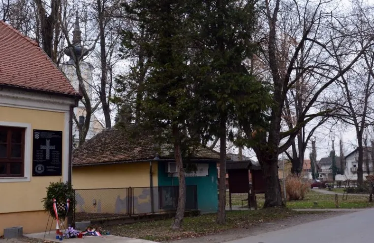 USTAŠKI POZDRAV U JASENOVCU: Ovo je spomen ploča postavljena HOS-ovcima