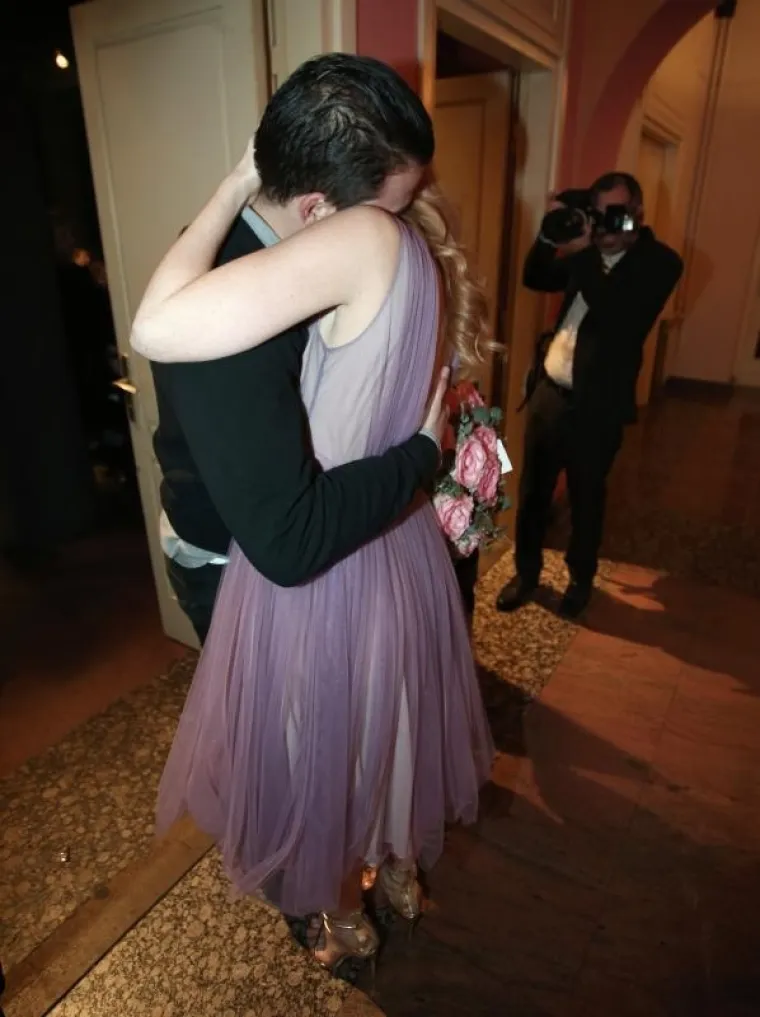 KAD SE ON POJAVI, SVE PADA U DRUGI PLAN: Zaljubljena Nata&scaron;a Janjić i dečko nisu skidali ruke jedno s drugog