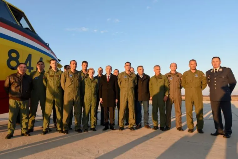 U zračnu bazu Zemunik vratila se letačka ekipa Protupožarne eskadrile 93. zrakoplovne baze Hrvatskog ratnog zrakoplovstva iz Izraela, gdje su od petka sudjelovale u ga&scaron;enju velikih &scaron;umskih požara. Dočekali su ih zapovjednik HRZ i PZO-a brigadni general Miroslav Kovač, potpredsjednik Vlade i ministar obrane Damir Krstičević i Ante Gotovina.