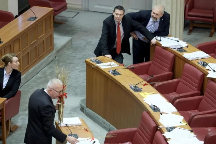 SABOR POSJETIO KRAMPUS, ALI I SVETI NIKOLA: Pogledajte što su zastupnici danas pronašli u svojim čizmicama