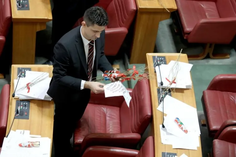 SABOR POSJETIO KRAMPUS, ALI I SVETI NIKOLA: Pogledajte što su zastupnici danas pronašli u svojim čizmicama