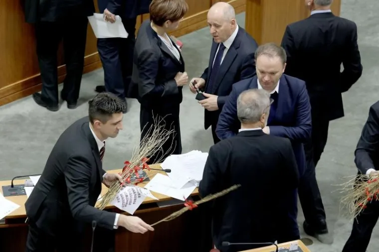 SABOR POSJETIO KRAMPUS, ALI I SVETI NIKOLA: Pogledajte što su zastupnici danas pronašli u svojim čizmicama