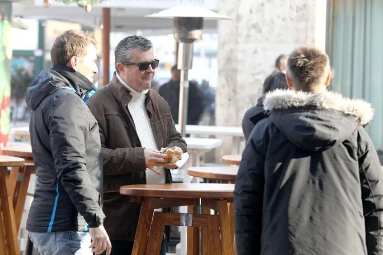 PITALI STE SE GDJE NAM JE BIVŠI PREMIJER? U pratnji tjelohranitelja prezalogajio je na Adventu u Gajevoj...
