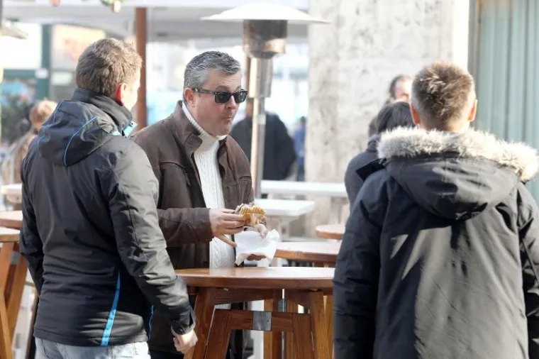 PITALI STE SE GDJE NAM JE BIVŠI PREMIJER? U pratnji tjelohranitelja prezalogajio je na Adventu u Gajevoj...