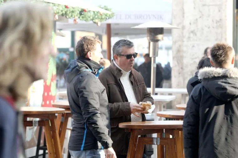 PITALI STE SE GDJE NAM JE BIVŠI PREMIJER? U pratnji tjelohranitelja prezalogajio je na Adventu u Gajevoj...