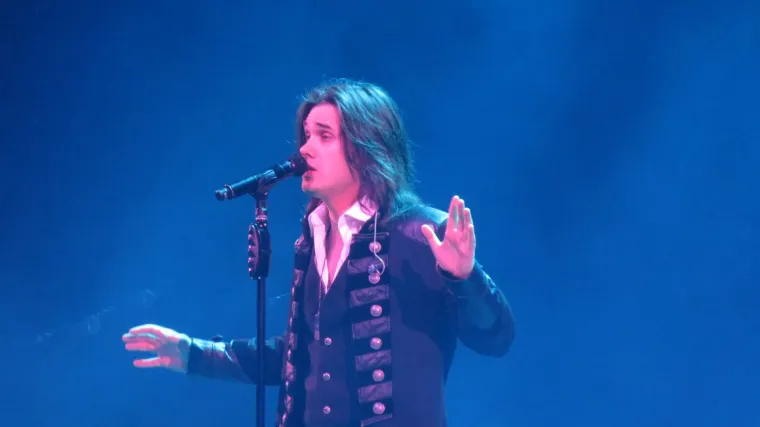 Dino Jelusić na pozornici kao pjevač u bendu Trans-Siberian Orchestra