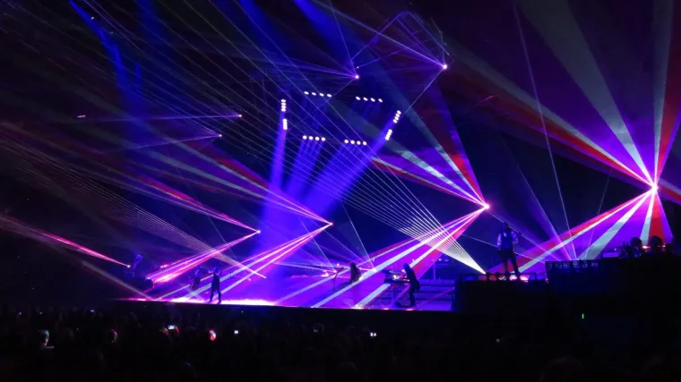 DINO JELUSIĆ ŽARI I PALI AMERIKOM: Kao pjevač popularnog benda tulumari i nastupa sa svojim glazbenim idolima