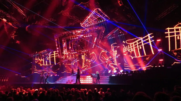 DINO JELUSIĆ ŽARI I PALI AMERIKOM: Kao pjevač popularnog benda tulumari i nastupa sa svojim glazbenim idolima