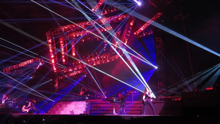 DINO JELUSIĆ ŽARI I PALI AMERIKOM: Kao pjevač popularnog benda tulumari i nastupa sa svojim glazbenim idolima