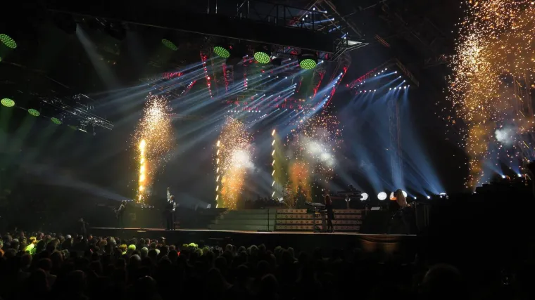 DINO JELUSIĆ ŽARI I PALI AMERIKOM: Kao pjevač popularnog benda tulumari i nastupa sa svojim glazbenim idolima