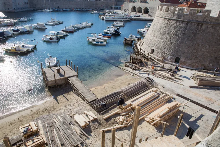 Dubrovnik se počeo pretvarati u Nottingham: postavlja se kulisa za snimanje Robin Hooda