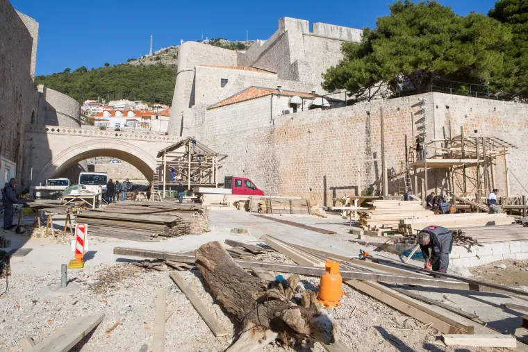 Dubrovnik se počeo pretvarati u Nottingham: postavlja se kulisa za snimanje Robin Hooda
