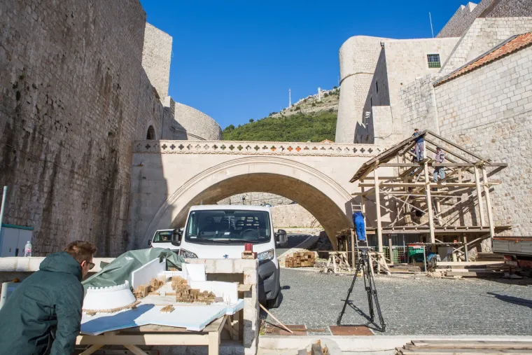 Dubrovnik se počeo pretvarati u Nottingham: postavlja se kulisa za snimanje Robin Hooda