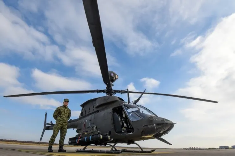 U 93. zrakoplovnoj bazi Hrvatskog ratnog zrakoplovstva u vojarni Zemunik, održana je prezentacija opremljenosti eskadrile helikopterima OH-58D Kiowa Warrior. Šesnaest helikoptera iz projekta opremanja Oružanih snaga RH izvidničko-borbenim helikopterima, kroz potporu Vlade i Oružanih snaga SAD-a, dopremljeno je u srpnju i prosincu ove godine u 93. zrakoplovnu bazu zajedno sa simulatorima, pričuvnim dijelovima i opremom. Prezentaciji su nazočili ministar obrane Damir Krstičević i američka veleposlanica u Republici Hrvatskoj Julieta Valls Noyes.