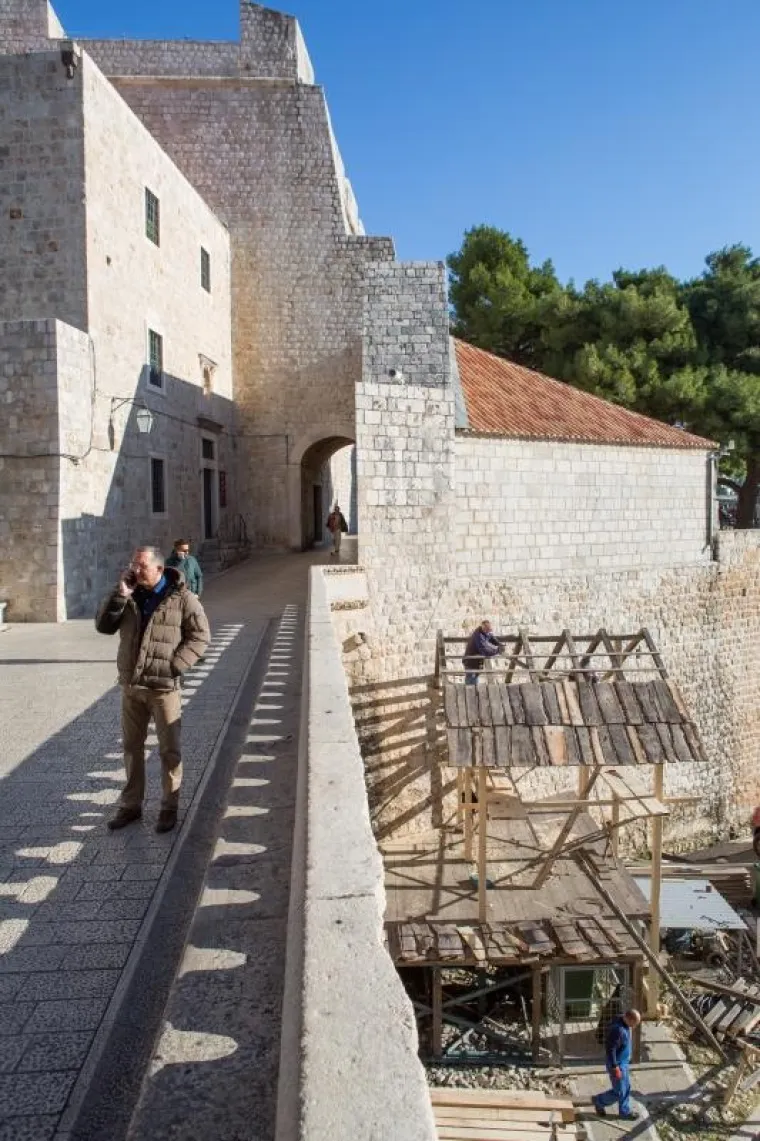 DUBROVNIK SE OPET TRANSFORMIRA: Započelo postavljanje kulisa za snimanje 'Robina Hooda'