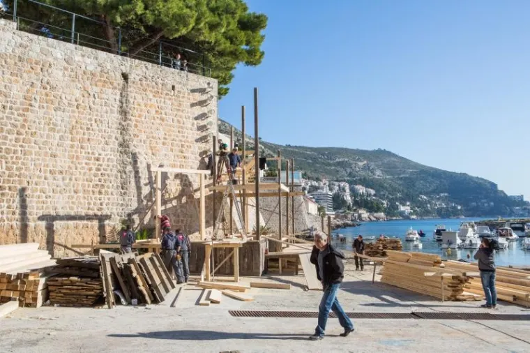 DUBROVNIK SE OPET TRANSFORMIRA: Započelo postavljanje kulisa za snimanje 'Robina Hooda'