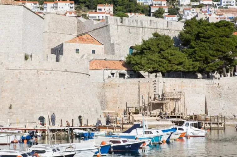 DUBROVNIK SE OPET TRANSFORMIRA: Započelo postavljanje kulisa za snimanje 'Robina Hooda'