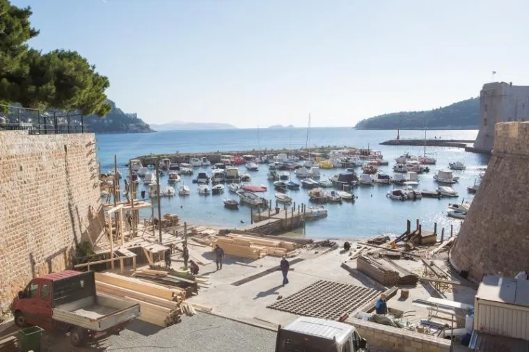 DUBROVNIK SE OPET TRANSFORMIRA: Započelo postavljanje kulisa za snimanje 'Robina Hooda'