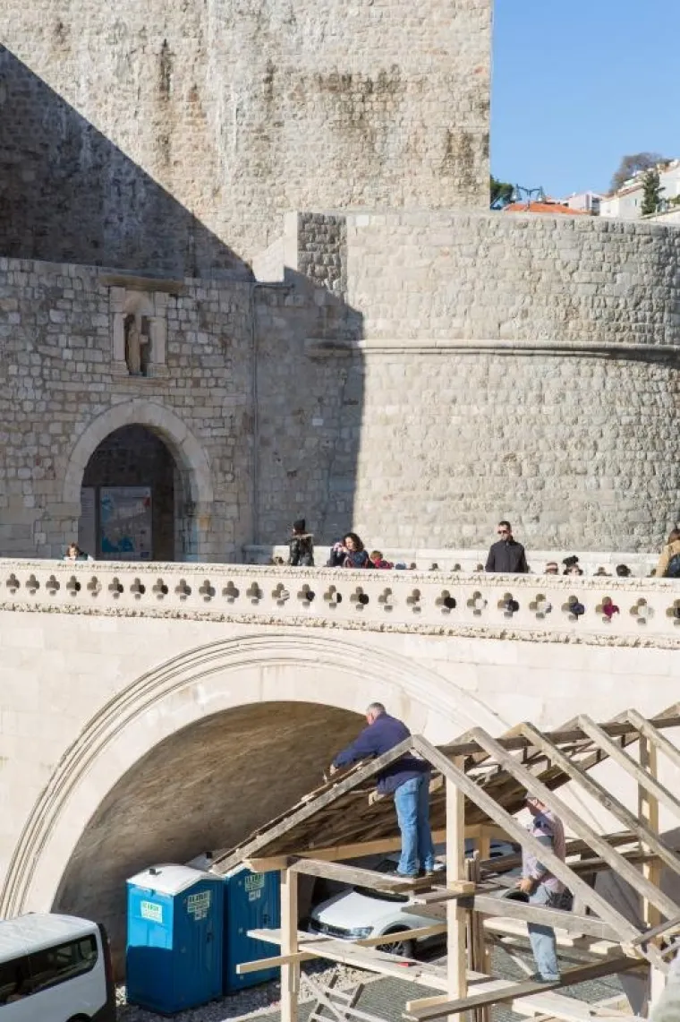 DUBROVNIK SE OPET TRANSFORMIRA: Započelo postavljanje kulisa za snimanje 'Robina Hooda'