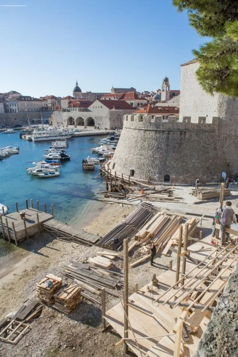 DUBROVNIK SE OPET TRANSFORMIRA: Započelo postavljanje kulisa za snimanje 'Robina Hooda'