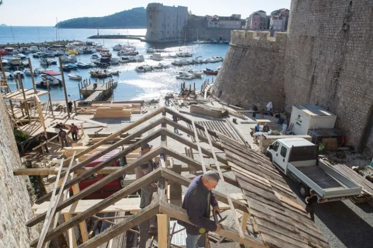 DUBROVNIK SE OPET TRANSFORMIRA: Započelo postavljanje kulisa za snimanje 'Robina Hooda'