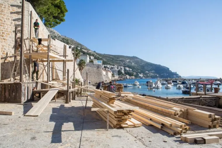 DUBROVNIK SE OPET TRANSFORMIRA: Započelo postavljanje kulisa za snimanje 'Robina Hooda'