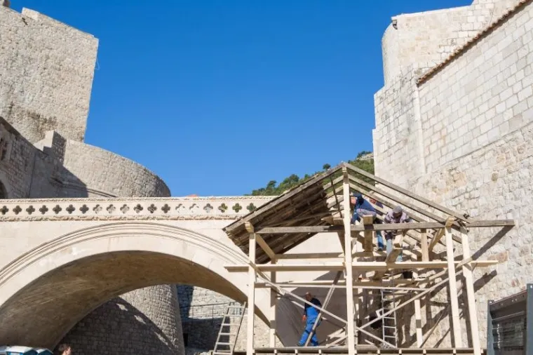 DUBROVNIK SE OPET TRANSFORMIRA: Započelo postavljanje kulisa za snimanje 'Robina Hooda'