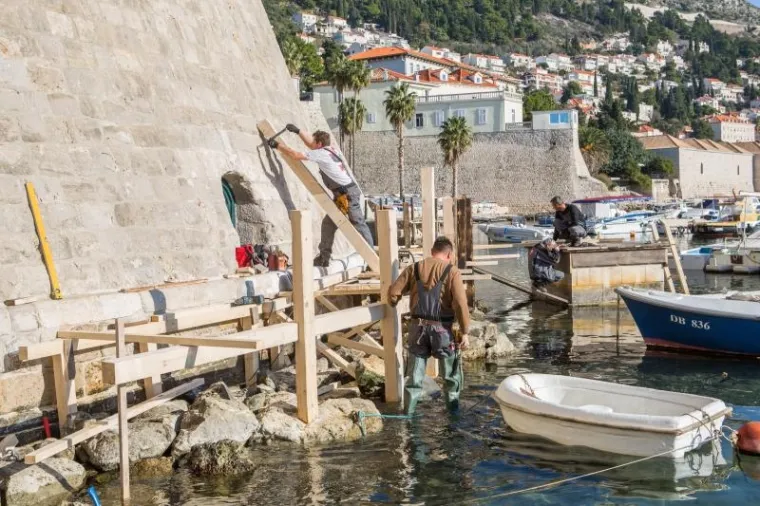 DUBROVNIK SE OPET TRANSFORMIRA: Započelo postavljanje kulisa za snimanje 'Robina Hooda'