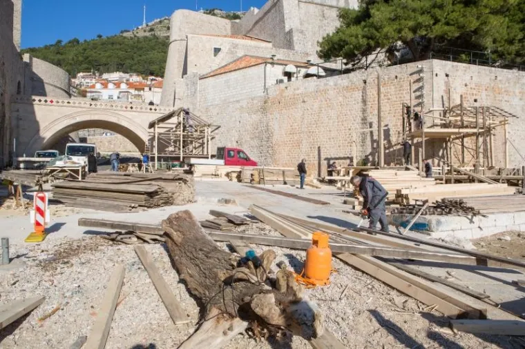 DUBROVNIK SE OPET TRANSFORMIRA: Započelo postavljanje kulisa za snimanje 'Robina Hooda'