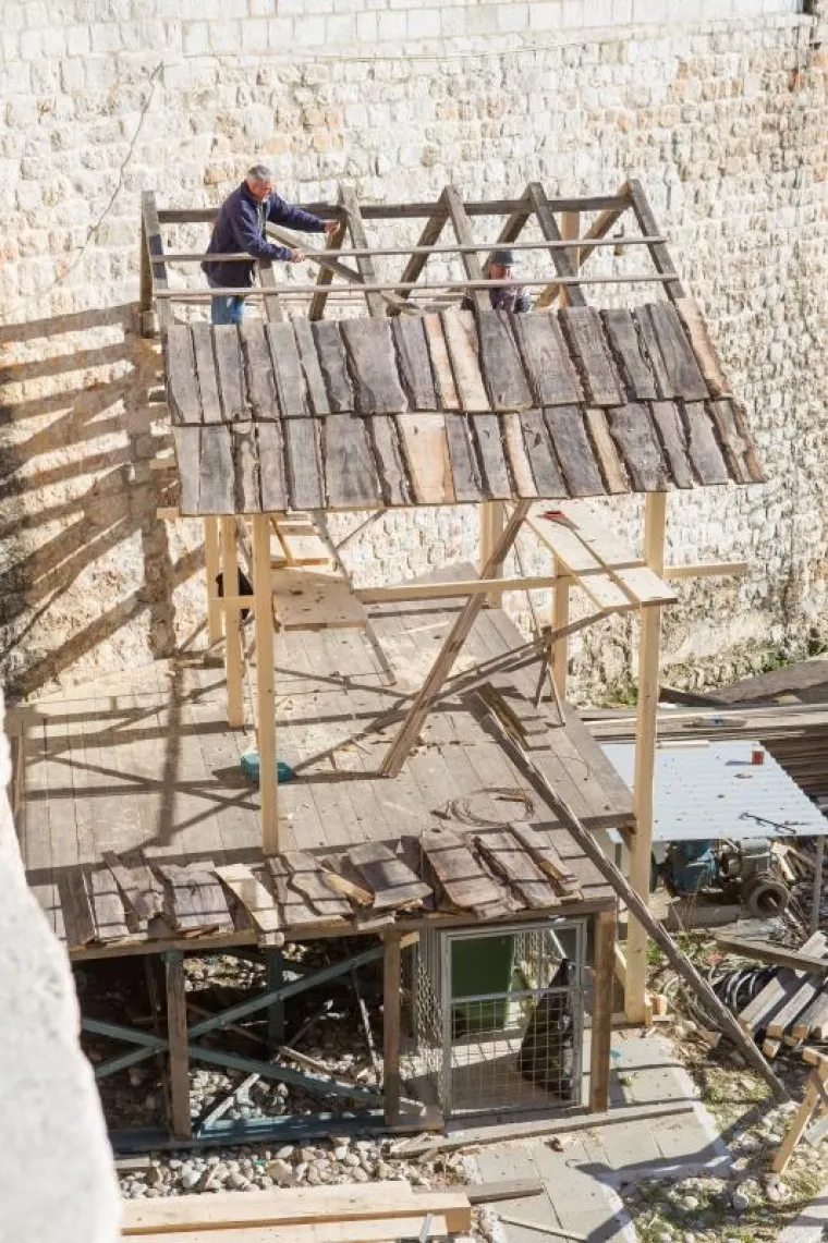 DUBROVNIK SE OPET TRANSFORMIRA: Započelo postavljanje kulisa za snimanje 'Robina Hooda'