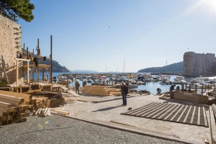 DUBROVNIK SE OPET TRANSFORMIRA: Započelo postavljanje kulisa za snimanje 'Robina Hooda'