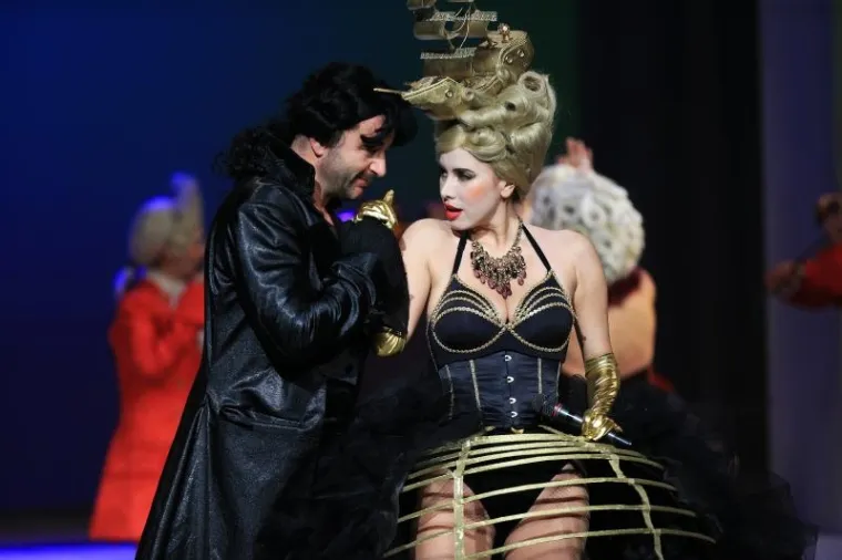 PRVI PUT NA KAZALIŠNIM DASKAMA: Bujna Nives Celzijus u seksi kostimu na premijeri u HNK