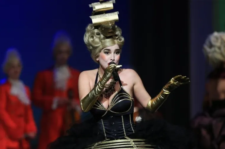 PRVI PUT NA KAZALIŠNIM DASKAMA: Bujna Nives Celzijus u seksi kostimu na premijeri u HNK