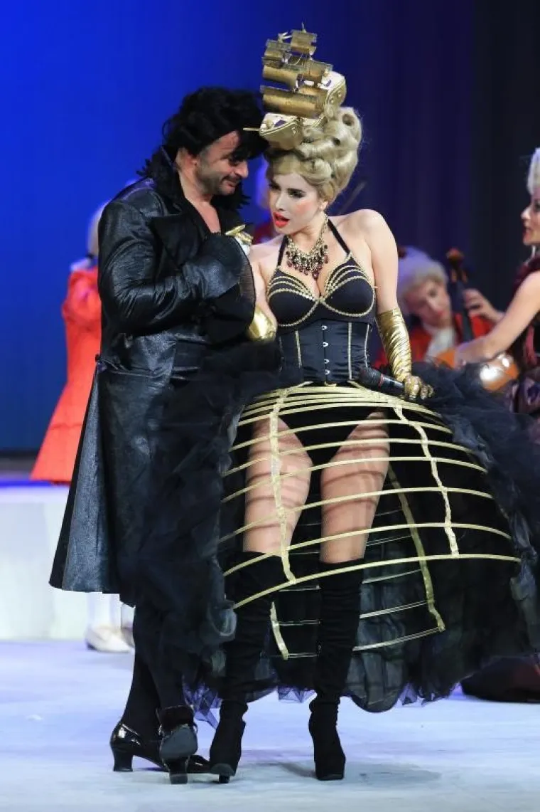 PRVI PUT NA KAZALIŠNIM DASKAMA: Bujna Nives Celzijus u seksi kostimu na premijeri u HNK